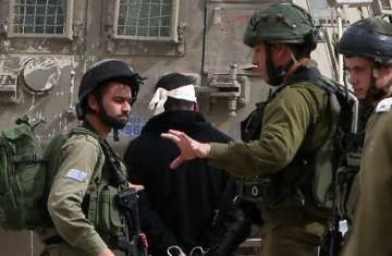 الاحتلال الإسرائيلي يعتقل 13 فلسطينيًا في الضفة