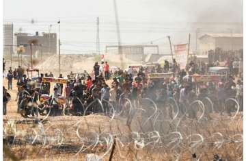 شهيد فلسطيني وعشرات المصابين