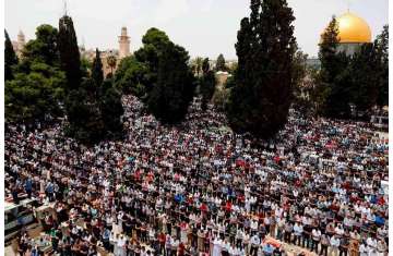 200 ألف فلسطيني يؤدون صلاة الجمعة الثانية من رمضان بالأقصى