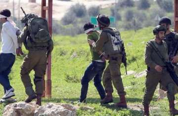 عناصر من قوات الاحتلال تعتقل فلسطينيين