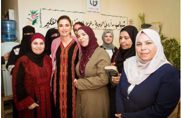 الملكة رانيا العبدالله مع المتواجدين في مبادرة تمكين الأُسَر محدودة الدخل
