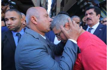 وزير النقل يقدم واجب العزاء لأسرة ضحية كمسري القطار 