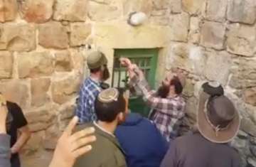مئات المستوطنين يهاجمون منازل فلسطينيين