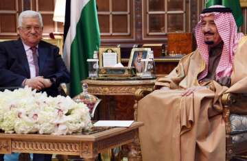 محمود عباس والملك سلمان بن عبد العزيز آل سعود