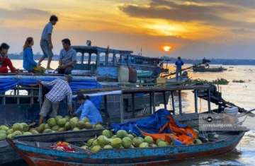 Long Xuyen floating-market