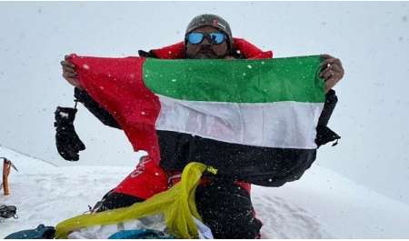 بالعلم وصورة الرئيس.. مغامر إماراتي يتسلق أعلى قمة بالهند في 4 أيام